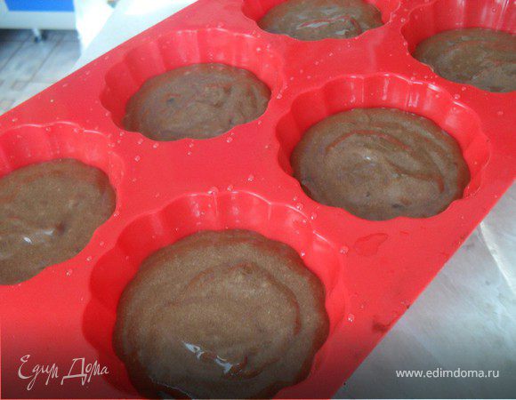 Формочки для маффинов смазать маслом (если силиконовые - сбрызнуть водой).Наполнить их тестом на 2/3.Выпекать в духовке при 200*С 10-15 минут.