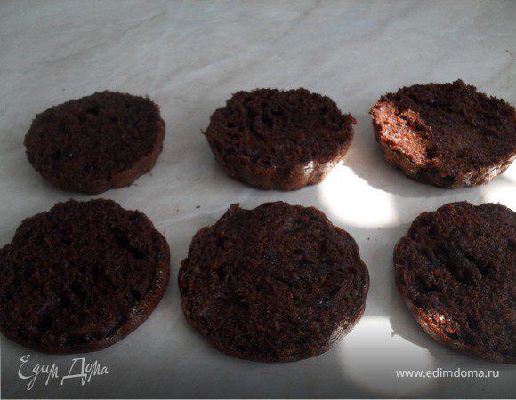 Готовые "маффины" остудить, отрезать от каждого небольшую верхушку.Нижнюю часть пропитать.