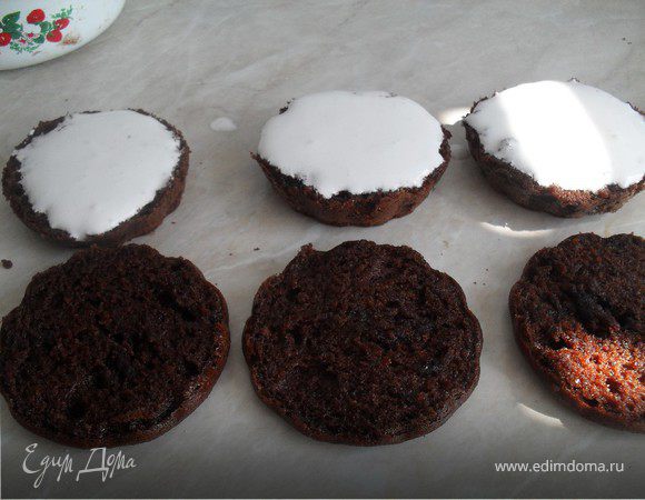 Каждую нижнюю часть смазать белковым кремом, отправить нижние половинки в духовку на 10 минут, чтобы крем схватился и стал погуще.Вынуть половинки из духовки, уложить на них верхушки, слегка придавить.Украсить растопленным шоколадом, убрать в холод охлаждаться, ну а после можно и наслаждаться!:)