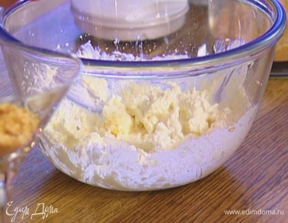 Влить к творогу сливки, добавить сахарную пудру, ванильный экстракт и еще немного взбить.