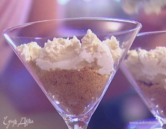 В бокалы выложить по 2 ст. ложки крошки из печенья, затем творожно-ванильную массу.