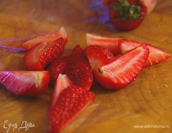 Ягоды клубники разрезать на 4 части.