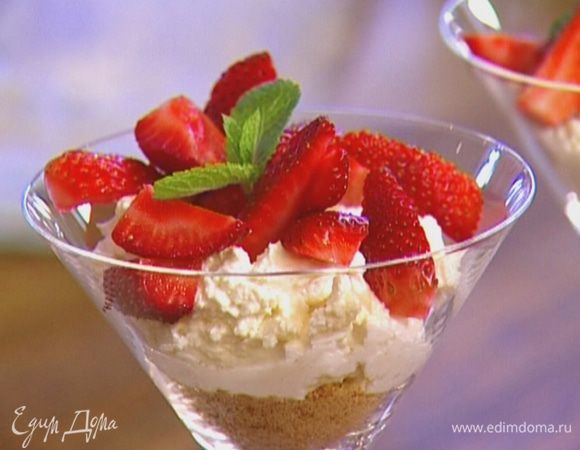 Выложить клубнику на творог, украсить листьями мяты.