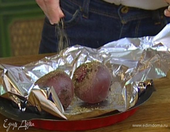 Свеклу вымыть, поместить в форму, выстеленную фольгой, посыпать орегано, немного посолить, поперчить, слегка сбрызнуть оливковым маслом, плотно закрыть краями фольги и запекать в разогретой духовке 45–50 минут.