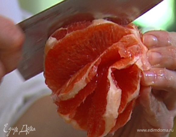 Грейпфрут разрезать пополам и вырезать мякоть на блюдо так, чтобы сок стекал прямо в него.