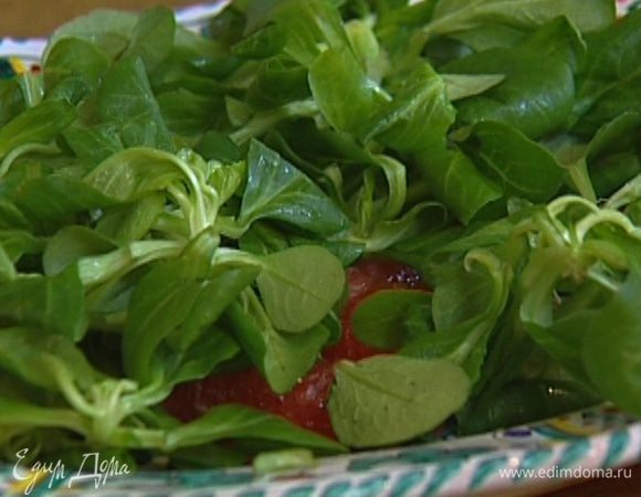 Выложить на грейпфрут листья салата. 