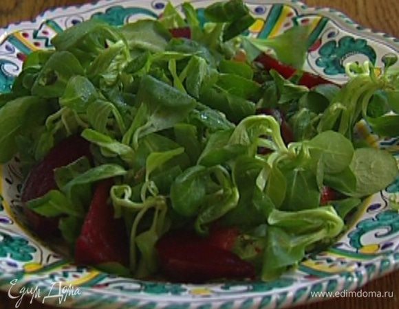 Свеклу почистить, нарезать дольками и выложить на салат.