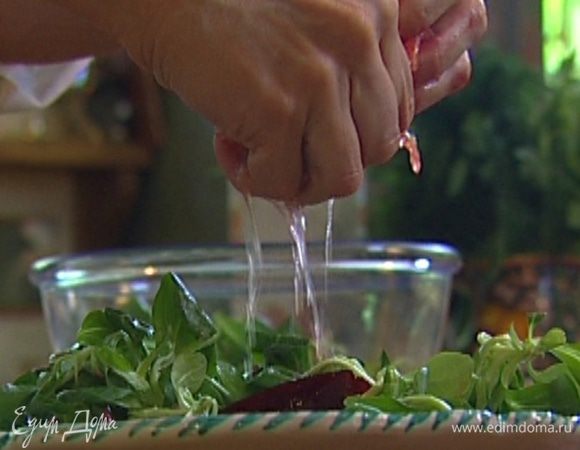 Выжать сверху оставшийся сок из грейпфрута.