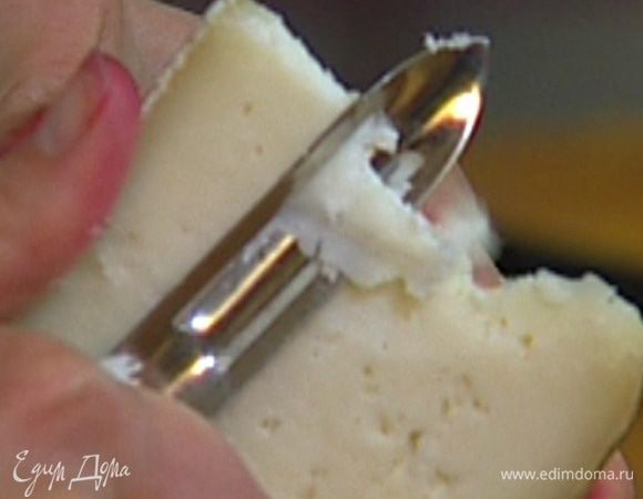 Сыр нарезать тонкими хлопьями (можно воспользоваться овощечисткой).