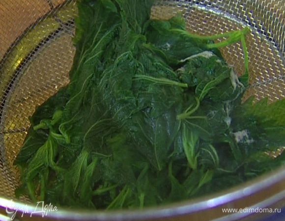Поместить листья крапивы в кастрюлю, залить литром кипятка и поставить на 3 минуты на огонь. Затем крапиву откинуть на дуршлаг (воду сохранить!), слегка отжать и мелко порезать.