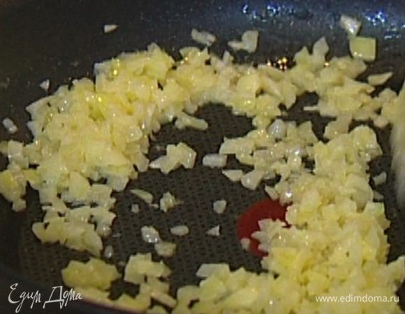 Разогреть в тяжелой сковороде 1 ч. ложку сливочного и оливковое масло и обжарить лук на медленном огне до прозрачности.