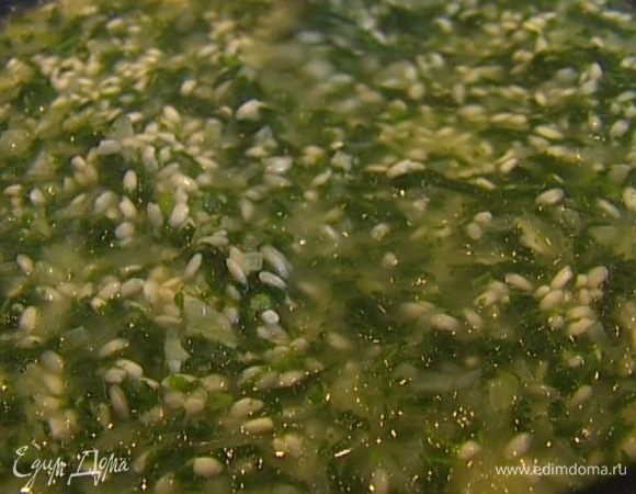 Когда алкоголь выпарится, небольшими порциями вливать подогретый овощной бульон и отвар, в котором варилась крапива. 