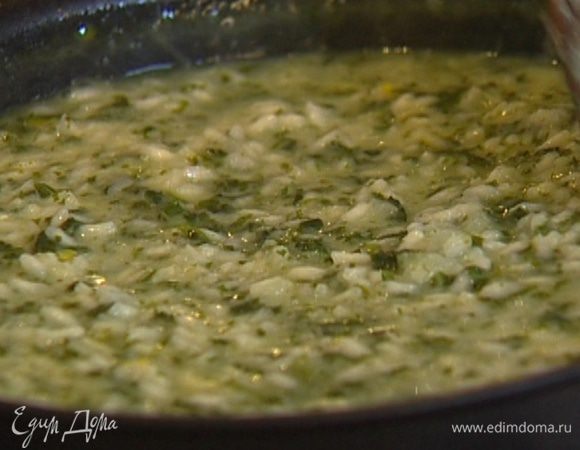 Половину натертого сыра добавить к рису с крапивой, перемешать.
Подавать ризотто с оставшимся пармезаном.
