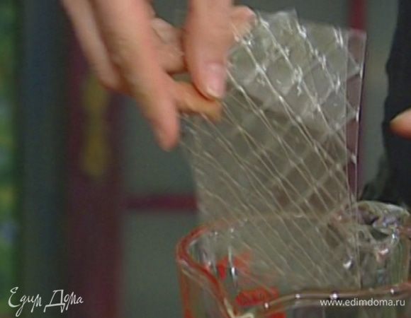 Пластинки желатина разломить пополам, залить небольшим количеством холодной воды и оставить набухать.