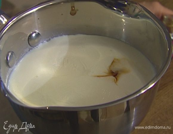 Сливки влить в небольшую кастрюлю, добавить сахар, ванильный экстракт, поставить на огонь и довести до кипения.