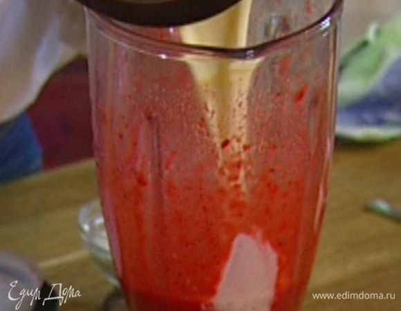 Влить в клубничное пюре сливки с сахаром, выложить набухший желатин и перемешать.