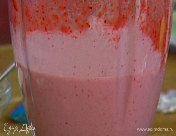 Как только желатин растворится, добавить йогурт и еще немного взбить в блендере.