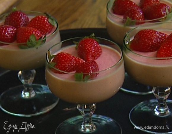 Разлить мусс в прозрачные бокалы и поместить в холодильник.
Остывший мусс украсить ягодами клубники.