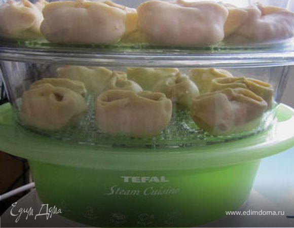 Тесто для мантов разделите на 4 части. Каждую раскатайте скалкой и нарежьте на квадраты со стороной 10 см. В центр каждого квадрата положите фарш, сформируйте манты.