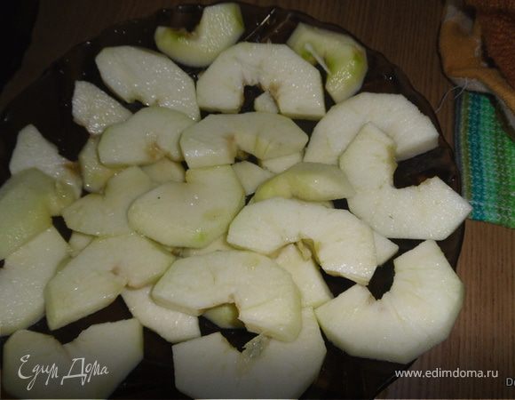 Мелкой теркой снять цедру с лимона и выжать сок.

Яблоки очистить и,удалив сердцевину, порезать на дольки. Сбрызнуть их лимонным соком(около половины сока).