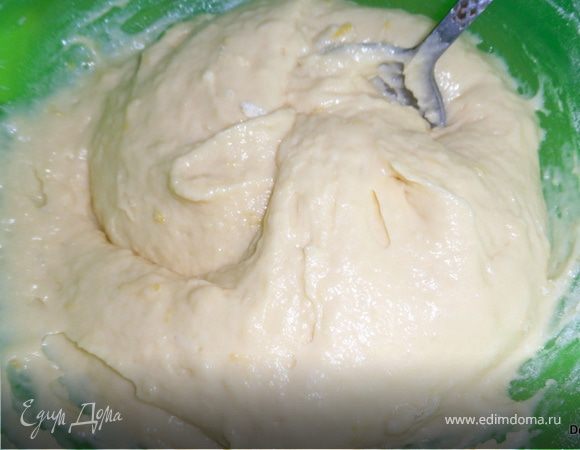 Муку просеять с разрыхлителем,добавить в смесь и вылить остатки сока туда же.

Все хорошенько вымесить.