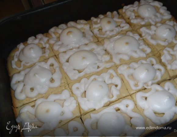 За это время взбить два белка с сахаром(2 ложки) и лимонной кислотой(на кончике ножа,но я добавляю чуть больше т.к. люблю, когда белки с кислинкой).Взбивать до хорошей устойчивой пены.

Достать выпечку, порезать на кусочки и украсить белком.Убавив огонь, поставить противень обратно еще минут на 10-15.Как только белки начнут совсем немножко темнеть можно доставать