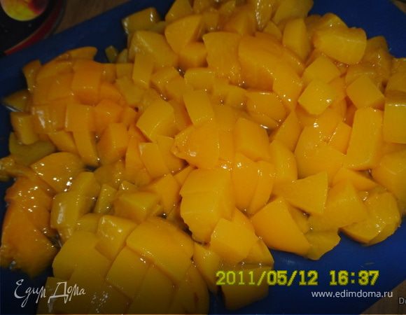 Персики порезать кубиками 