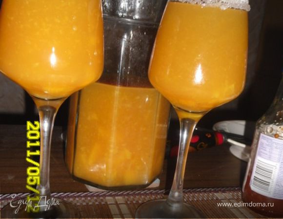 Перед подачей долить остальное вино и газированную воду.

Разливая в бокалы, ложкой добавлять кусочки персиков.