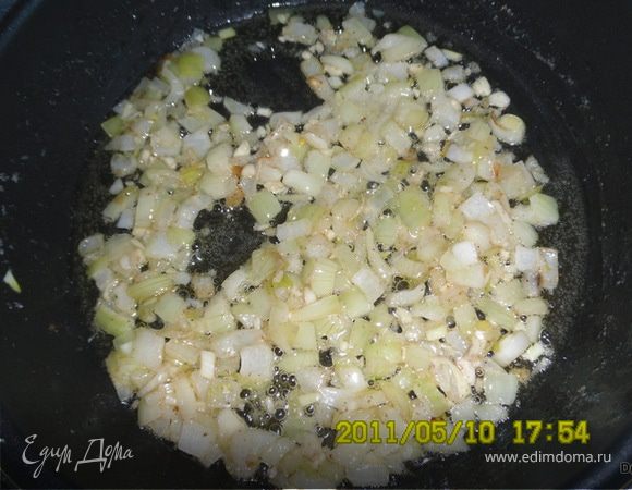 Чеснок и лук порубить и обжарить в сл. масле до прозрачности.