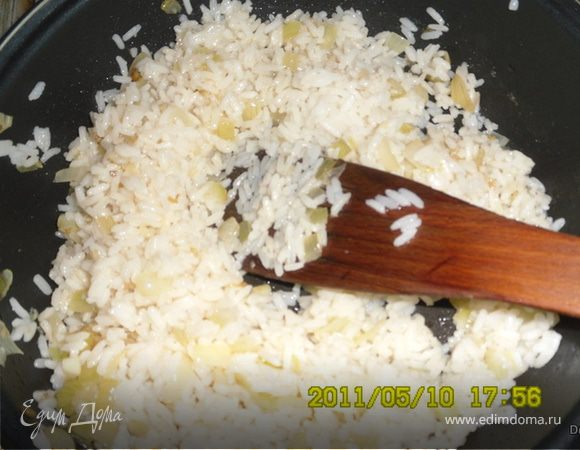 Рис добавить к луку с чесноком и хорошенько перемешать.