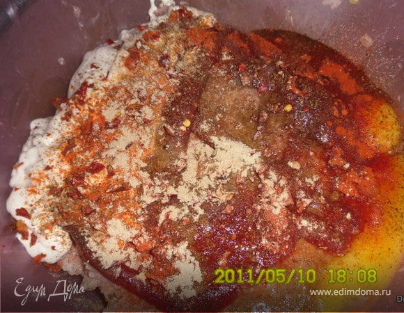 Добавить томатную пасту,яйца,майонез,соль,перец(красный и черный),паприку.Все вымесить,а затем добавить горошек и снова перемешать.
