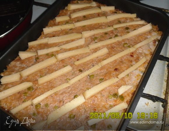 Когда уже практически готово,достать и выложить кусочки сыра.