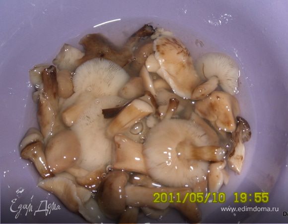 Соус: оставить несколько маринованных грибов,