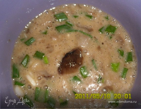 перемешать и посыпать зеленым луком и оставшимися грибами.
