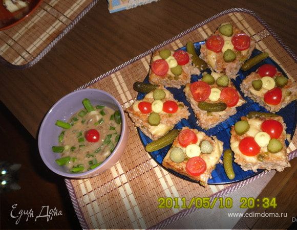 украсить кружоками помидор и корнишонами.