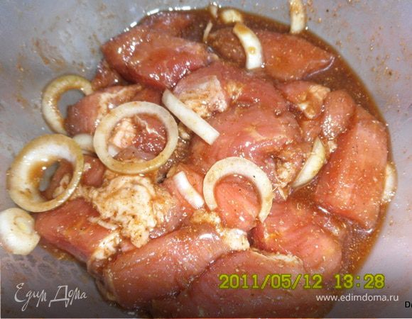 Свинину также режем на кусочки,добавляем соевый соус,сахар, имбирь,черный перец,порезанный колечками лук и кориандр.Все перемешиваем и также,накрыв и прижав,отправляем мариноваться.