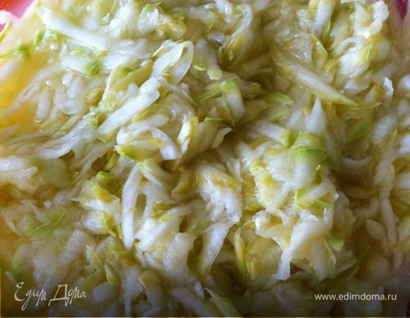 Кабачок натереть на терке, отжать сок и залить соком лимона на час.