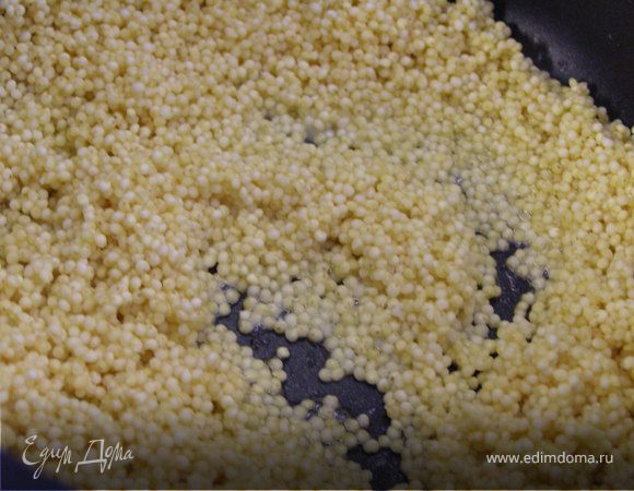 Раскалить кастрюлю со сливочным маслом. Всыпать пшено, постоянно помешивая прогреть крупу минуты 3.