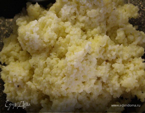 Влить 1,5 стакана горячей воды. Накрыть крышкой, убавить огонь. Оставить минут на 15. За это время каша сварится.