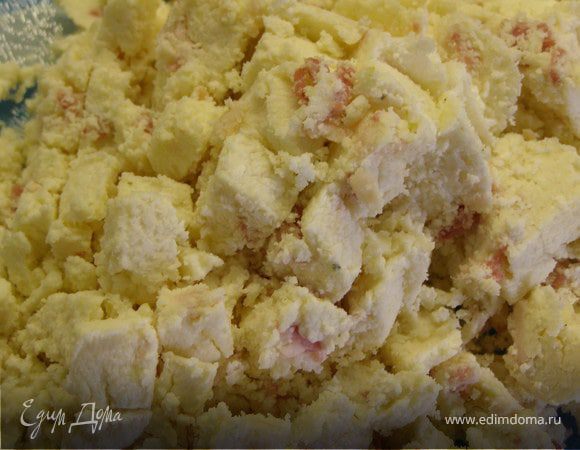 Займёмся начинкой. Вы можете взять отдельно 200 г. сыра и смешать его с мелко порезанным беконом. Я использовала приготовленный мной ранее сыр  http://www.edimdoma.ru/recipes/23623