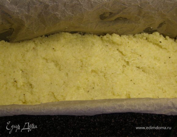 Натереть российский сыр. Смешать с готовым пшеном. Выложить ½ массы в форму, смазанную маслом.