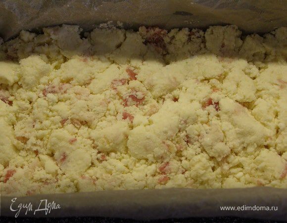 Вторым слоем пойдёт начинка из сыра.