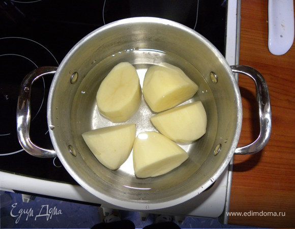 Картофель очистить, отварить в слегка подсоленной воде как на пюре, растолочь толкушкой (я оставляю маленькие кусочки).