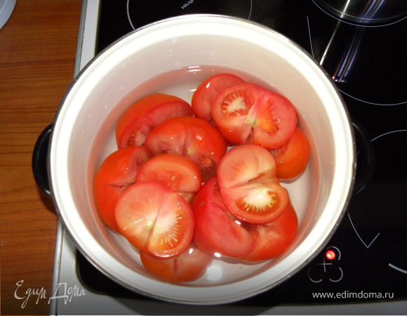 Помидоры разрезать на половинки, вырезать сердцевину, отварить, очистить от кожицы, взбить блендером