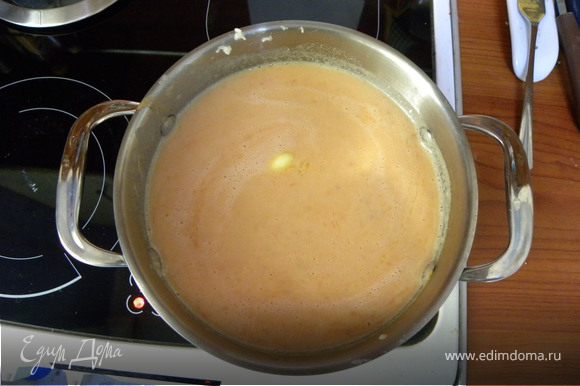 Помидорную массу влить к картошке, добавить масло, яичную смесь. Довести до кипения.
