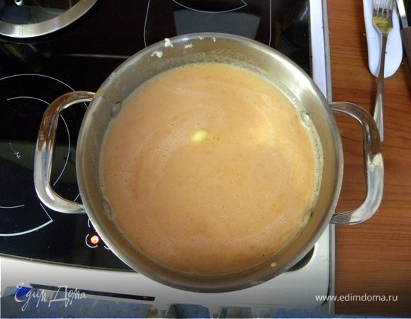 Помидорную массу влить к картошке, добавить масло, яичную смесь. Довести до кипения.