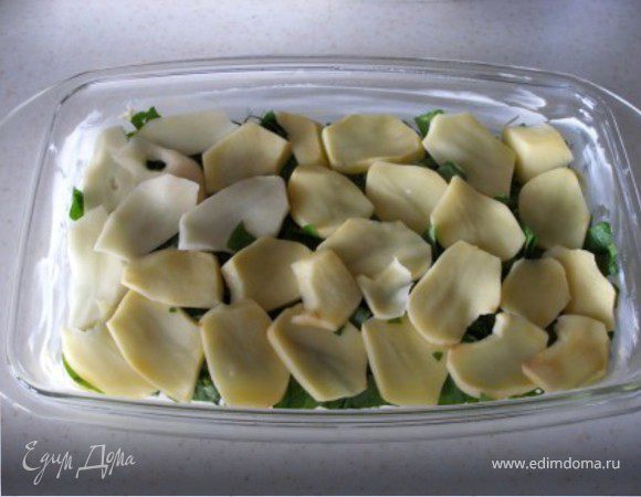 На лук выложить половину щавеля, потом половину картофеля (нарезать кружочками), снова слой щавеля и слой картофеля. Кстати, щавель должен быть очень хорошо высушен.