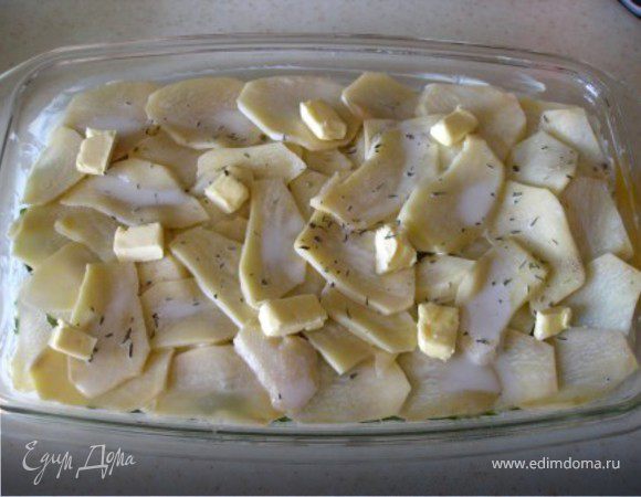 Залить все сливками ( в следующий раз я буду брать сметану, мне кажется, так будет лучше). Добавить соль, перец, специи и выложить сверху кусочки масла. Закрыть фольгой и запекать 1 час при 180 С. Снять фольгу и запекать еще 20 мин. 