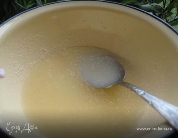 Начинаем с приготовления клубничного желе:желатин замачиваем в холодной воде.