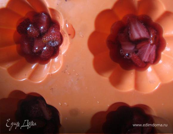 Разливаем наше желе по формочкам слоем около 2-3 см, остужаем до комнатной температуры и отправляем для быстрого застывания в морозилку.